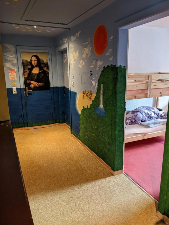 Monkey Factory - Mini Home-Stay Hostel ترابن ترارباخ المظهر الخارجي الصورة